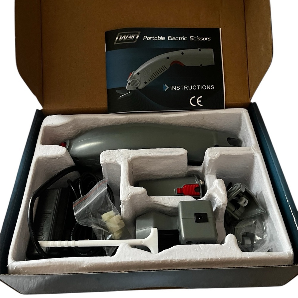 NWT WBT-1 Portable Electric Scissors With Accessories